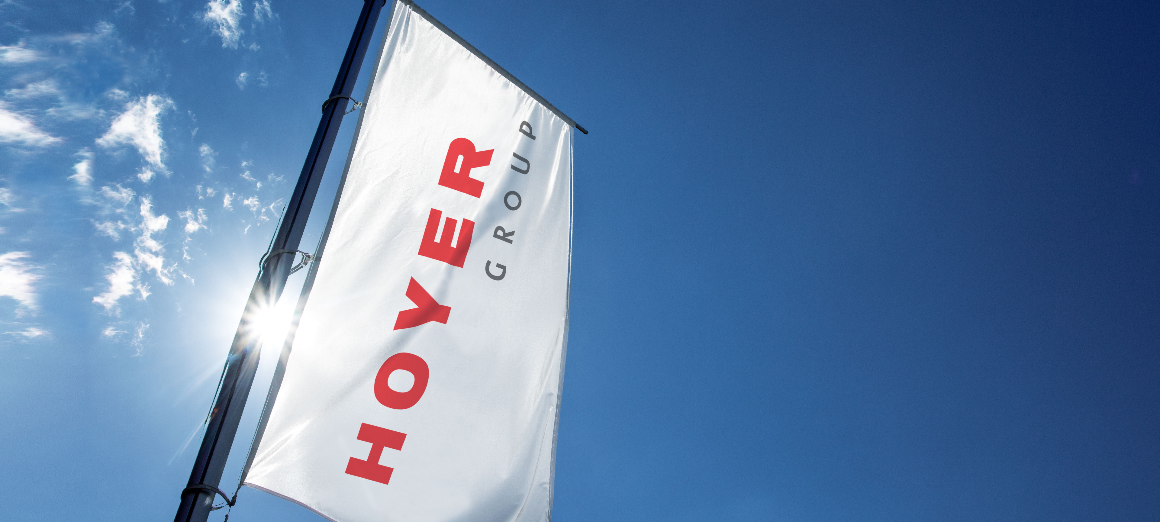 hoyer-合影-公司-旗帜-蓝色-蓝天