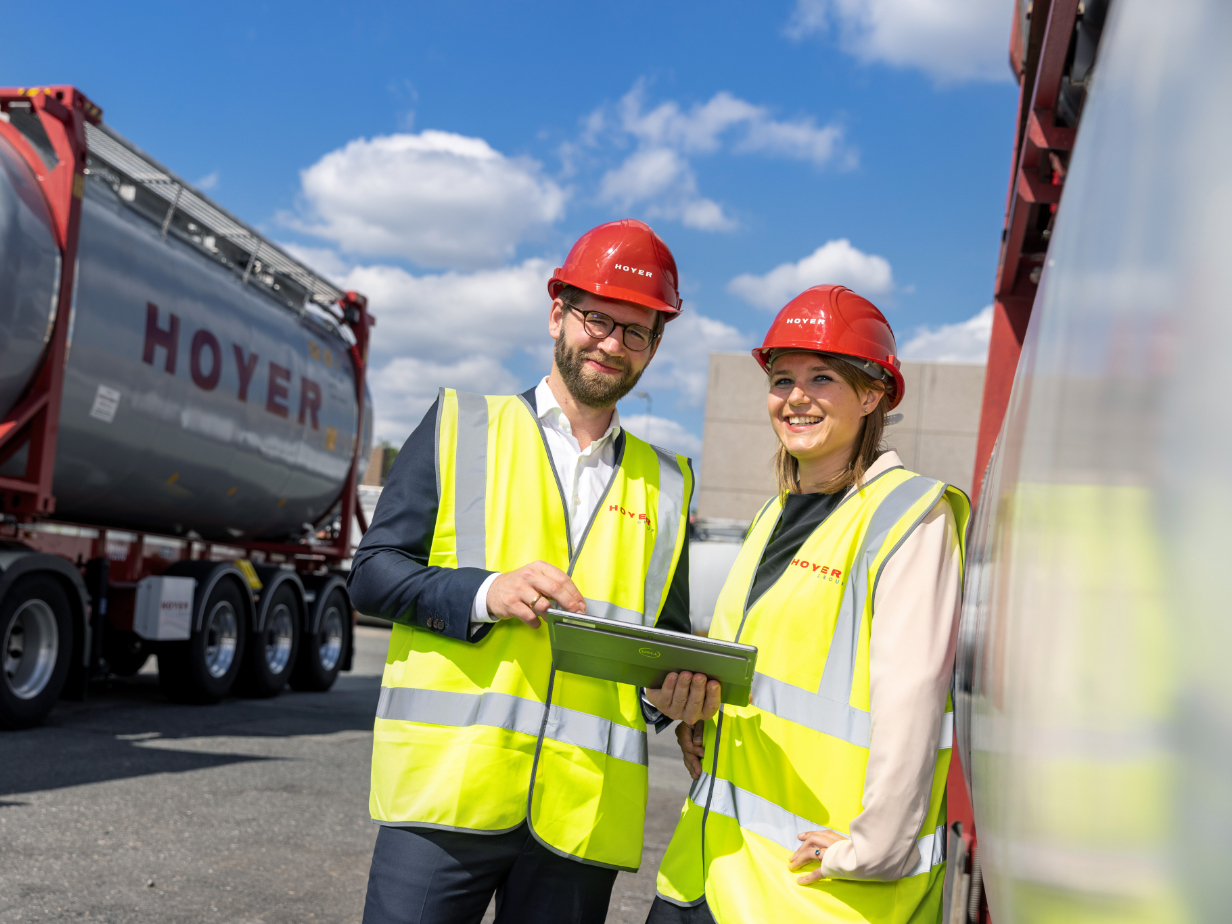 hoyer-员工-化工-罐式集装箱－高可视性－头盔－平板设备